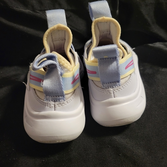 Girls Nike shoes - Picture 4 of 6